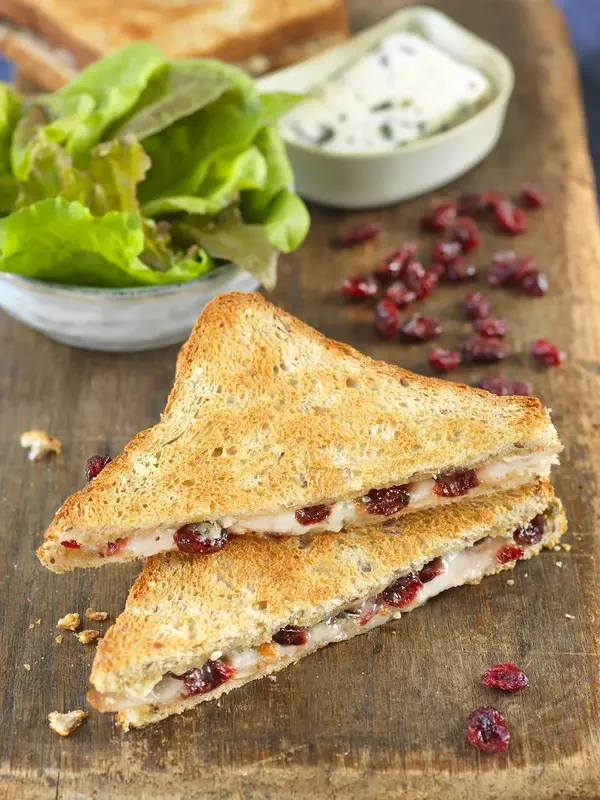 Croque-monsieur jambon, cranberry et bleu (2,28€/personne) 